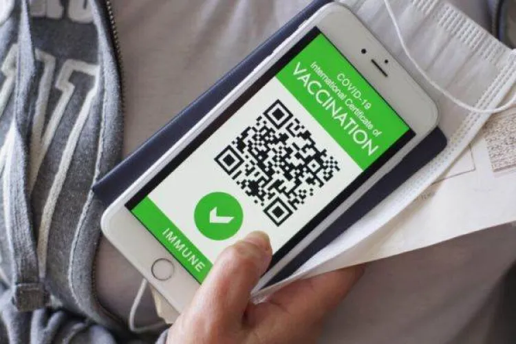 Certificatul verde a devenit obligatoriu, de astăzi, în România. Noi restricții pentru români