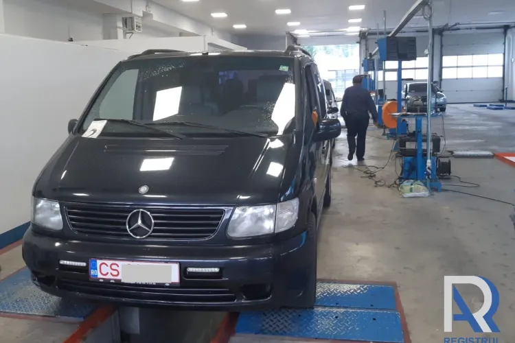 Mercedes cu suspensii din lemn, depistat de RAR - FOTO