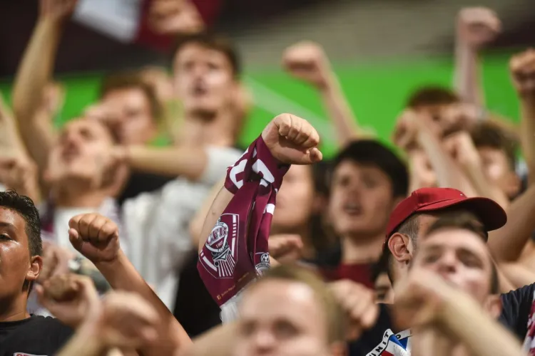 Suporterii CFR Cluj îl critică pe Dan Petrescu, pentru alegerea echipei de start. Fanii îl pomenesc pe Minteoan