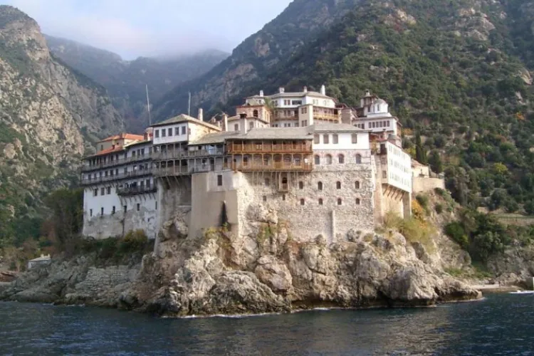 Schitul românesc Prodromu: Nu este niciun focar uriaș de COVID-19 în mănăstirile de pe Muntele Athos. Informația e falsă