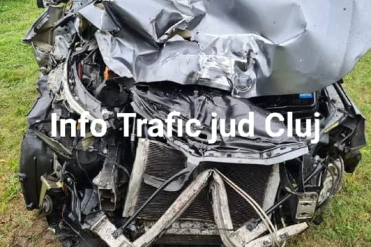 Accident rutier pe autostrada A1. Șoferul a ajuns cu mașină strivită și atrage atenția asupra portului centurii de siguranță- VIDEO IMPACT