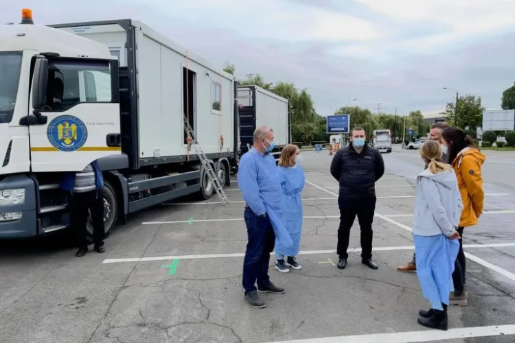 Au venit la Cluj containerele pentru continuarea vaccinării în singurul centru drive-through din județ - FOTO