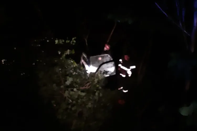 Salvare dificilă la Baișoara! O mașină a căzut într-o râpă adâncă de 3 metri, miercuri noapte. Șoferul era beat și nu avea permis - FOTO