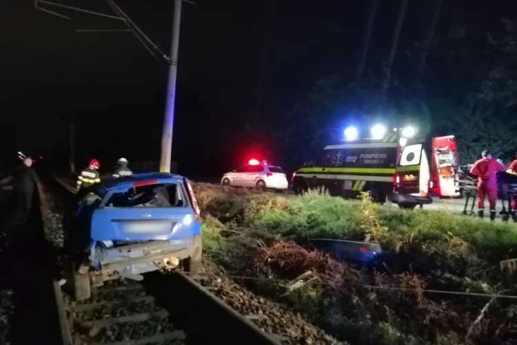 Cluj: Un șofer BEAT a intrat pe linia de cale ferată și s-a izbit de un stâlp CFR duminică seară. 3 persoane au fost rănite - FOTO