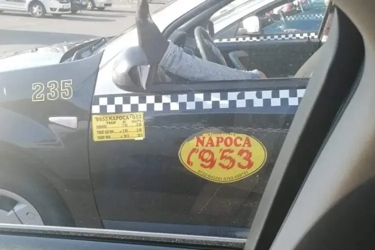 O altă zi la Cluj! Un taximetrist își aerisește ciorapii în Piața Mihai Viteazu - FOTO