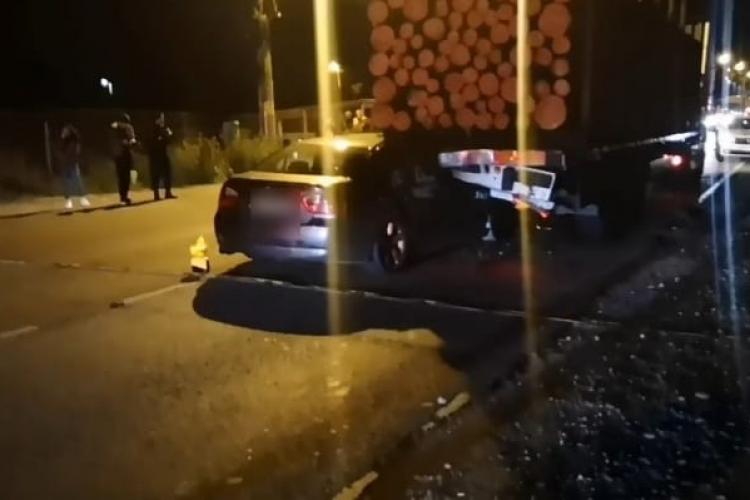 Autoturism ”înfipt” sub un camion cu lemne la Dej. Locul șoferului a fost strivit - FOTO și VIDEO