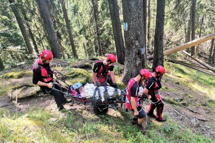 Turistă surdo-mută din Cluj, salvată de salvamontiști pe muntele Ceahlău