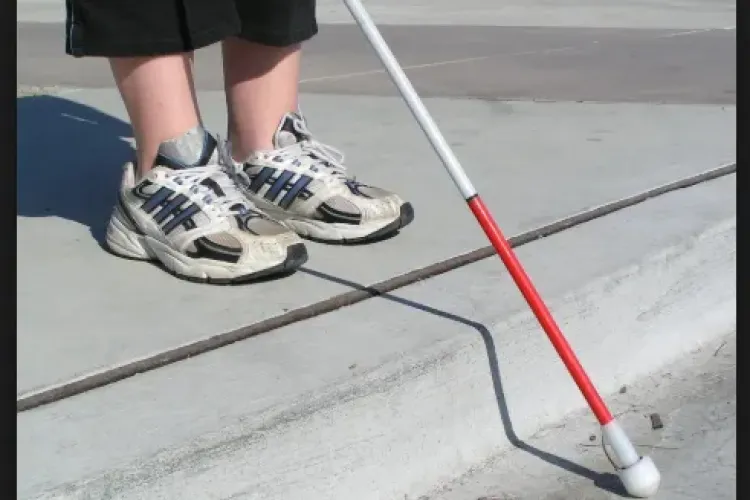 O persoană nevăzătoare a căzut și și-a FRACTURAT glezna din cauza unei gropi NESEMNALIZATE din Cluj-Napoca