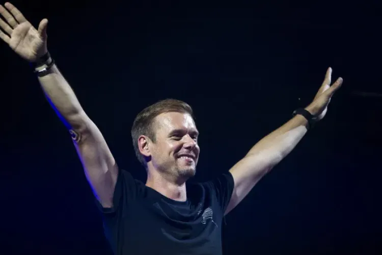 Armin van Buuren nu mai vine la București. Și-a amânat show -ul pentru 2022, din cauza restricțiilor