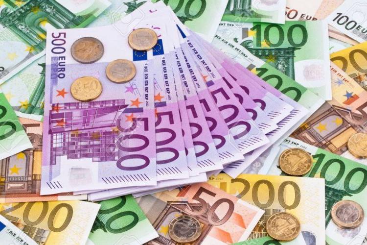 Euro se apropie vertiginos de 5 lei. A atins un nou maxim istoric în raport cu moneda națională