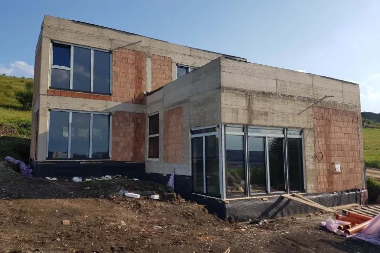 Scumpirea materialelor de construcții amenință piața construcțiilor. Unii români au pus lacăt pe șantiere