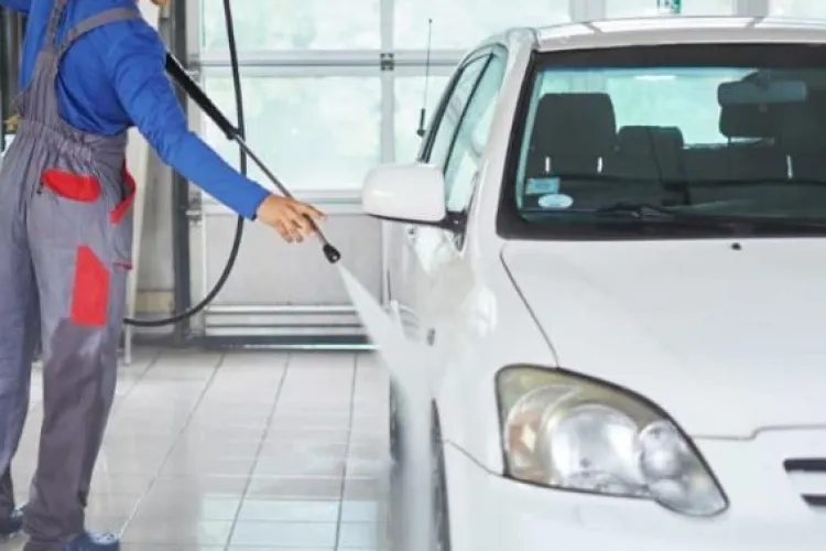 Angajatul unei spălătorii auto, călcat cu mașina de un client nemulțumit