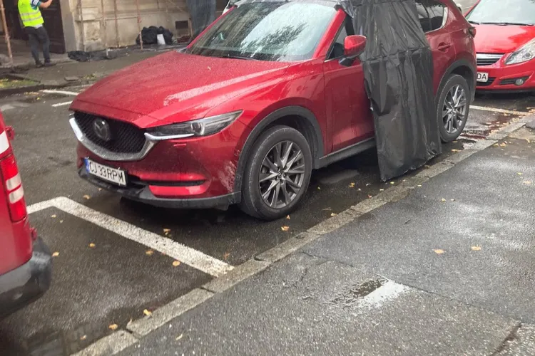 De asta e FAIN la Cluj! Și-a uitat trapa deschisă, iar muncitorii de pe stradă i-au salvat mașina de la ”înec” - FOTO