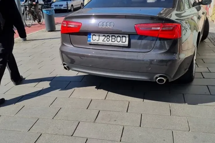 Clujean parcat pe trotuar lângă cinema Victoria, ca un barosan - FOTO