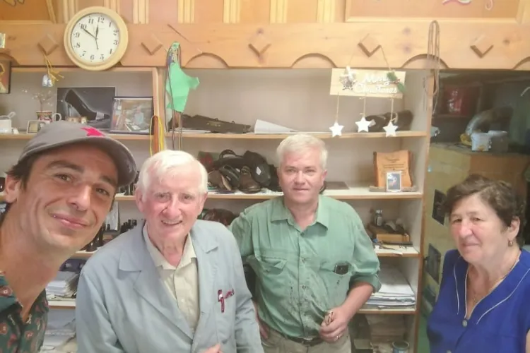 Pantofarul de lângă Casa Matei este în război cu Primăria și cu proprietara unei sali de jocuri de noroc. Boc, somat să îi vândă spațiul - FOTO