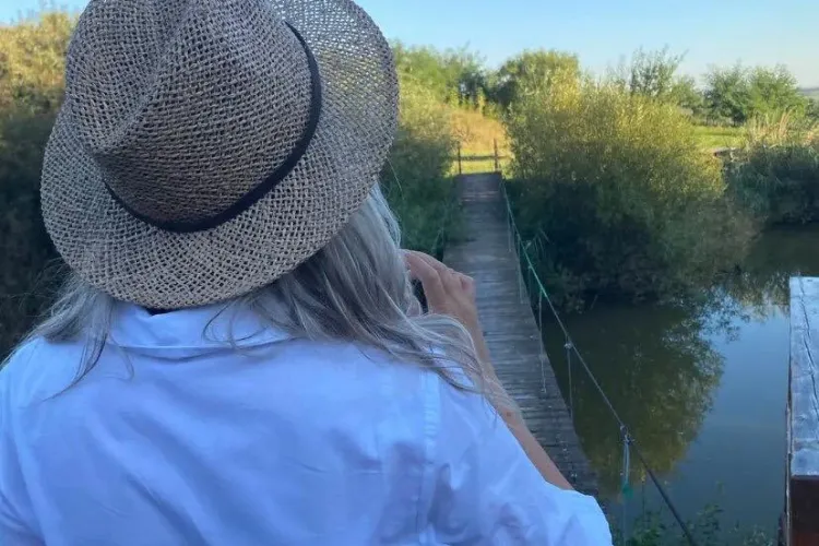 Povestea unei tinere vaccinate, care s-a infectat cu COVID-19 la mare - FOTO