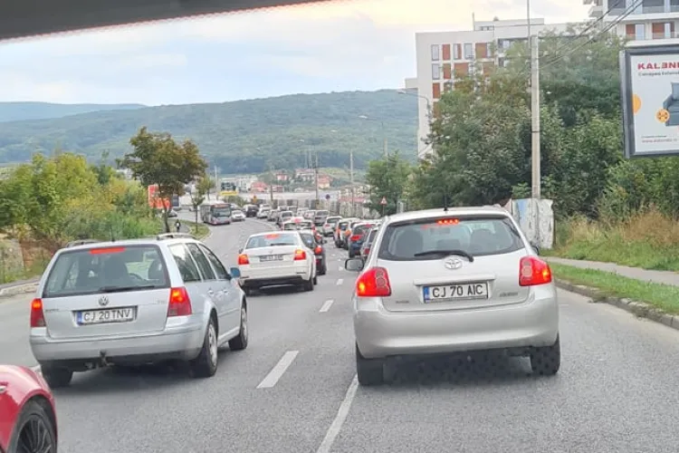 Haos în trafic pe Frunzișului: Până termină sensul giratoriul de pe Frunzișului, își iau blocurile în forma de aripi, zborul
