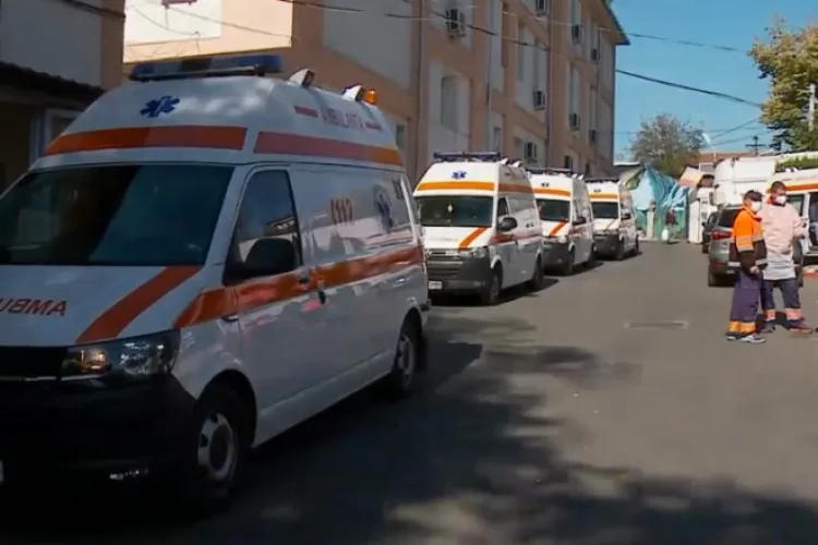 Coadă de ambulanțe la spital. În unele sunt si doi pacienți cu COVID