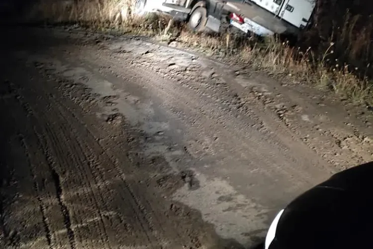 Dubă cu mezeluri, răsturnată în Cojocna - FOTO