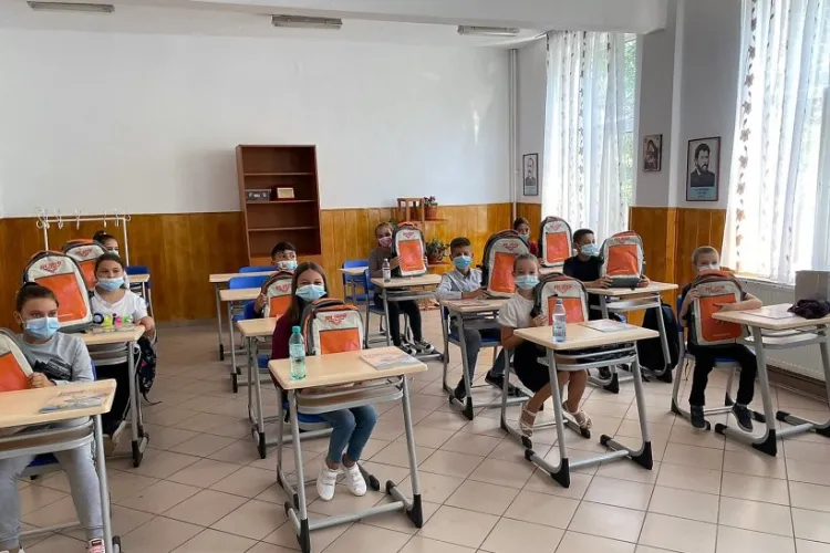 5.000 de elevi din toate regiunile ţării au primit ghiozdane complet echipate pentru noul an școlar - FOTO