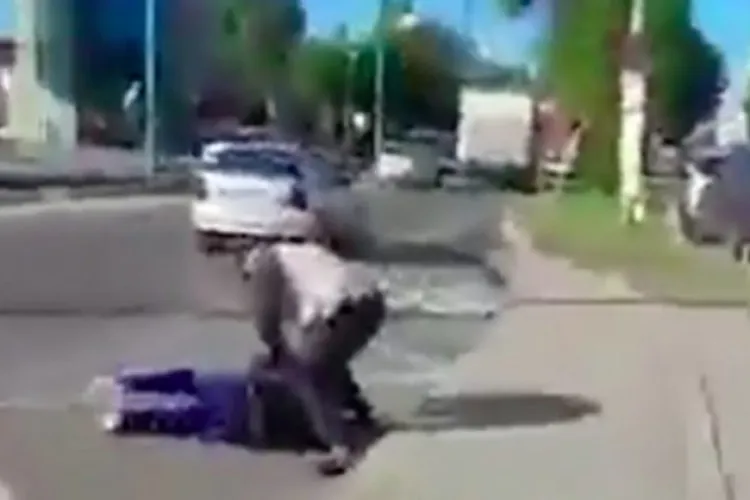 Călător prins fără bilet, snopit în bătaie de controlori. Un alt pasager filmează scenele revoltătoare - VIDEO