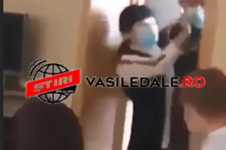Profesoară bătută de un elev, cu fractură de stern şi trei coaste rupte: „Măi, copile, nu mă împinge!” - VIDEO