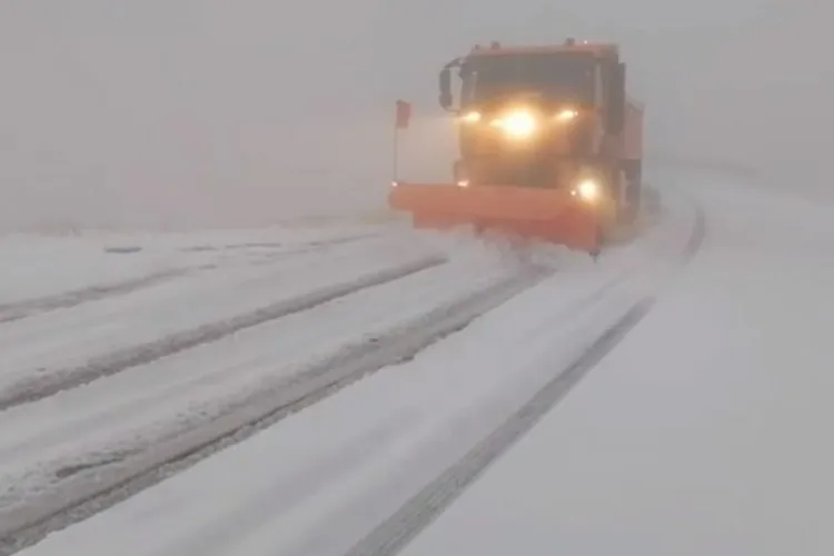 Zăpadă de peste 10 centimetri în România. Se intervine cu utilaje de deszăpezire