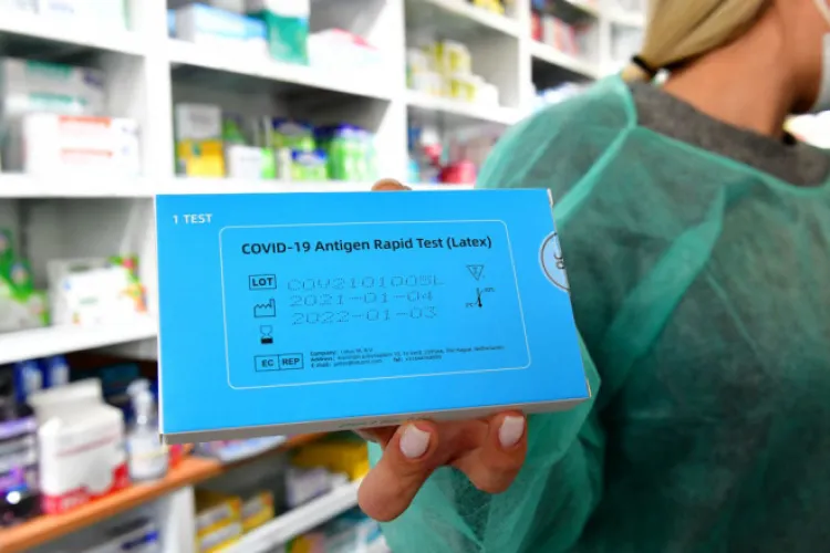 Statul a dat degeaba teste gratuite COVID în farmacii. Farmaciile din Cluj le fac contra-cost: „Testele sunt gratuite, dar testarea costă 60 de lei”