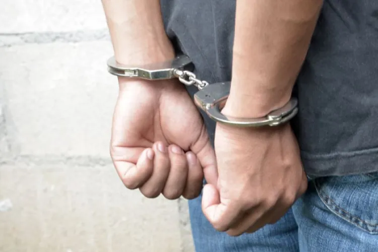 Cluj: Un bărbat a fost arestat după ce a furat o sticlă de alcool și l-a amenințat pe vânzător cu bătaia