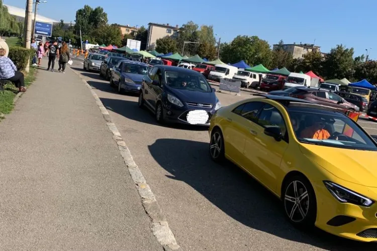Noile restricții îndeamnă oamenii la vaccinare. Clujenii fac coadă la centrul drive-thru de la Sala Sporturilor - FOTO
