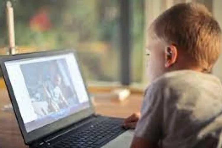 Aproape 8.000 de elevi clujeni studiază online. Câți elevi sunt infectați cu COVID-19, în județul Cluj?