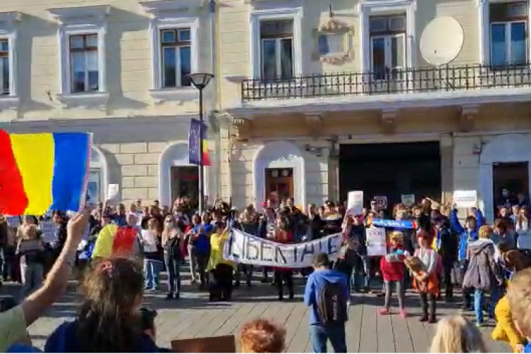Protest la Cluj împotriva RESTRICȚIILOR. Sute de clujenii s-au adunat la monumentul Memorandiștilor - VIDEO