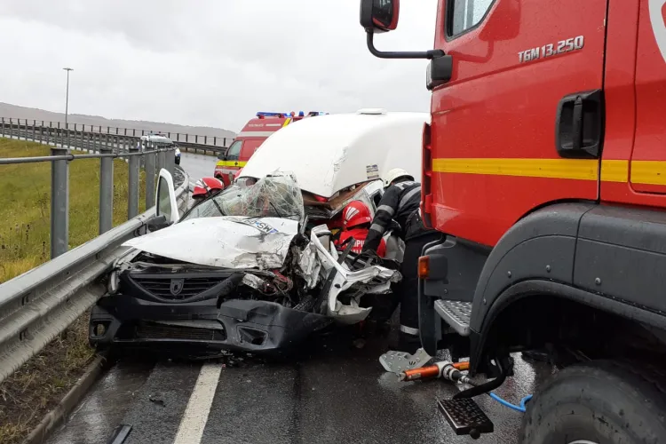 Cluj: Un șofer de 23 de ani a intrat pe contrasens și a fost lovit de un TIR - VIDEO