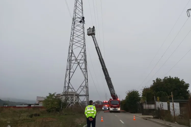 Un tânăr de 36 de ani s-a urcat pe un stâlp în Florești și a amenințat că se SINUCIDE- VIDEO