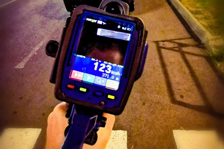 Scuza invocată de un șofer de BMW care a fost prins de radar cu 123 km/h în localitate