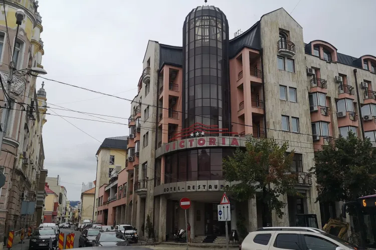 Clipe de COȘMAR trăite de o femeie cazată la Hotel Victoria din Cluj-Napoca: „S-a urcat peste ea, cu genunchii pe umerii săi”