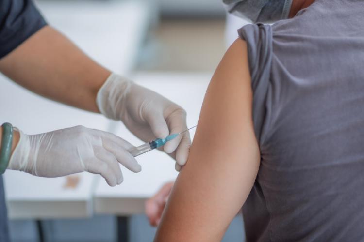 Angajaţii care se vaccinează anti-COVID pot primi trei zile libere