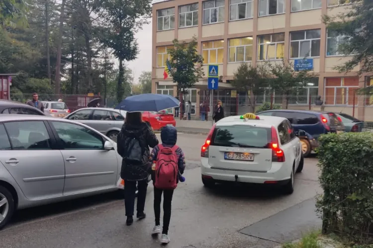 Drumul spre școală, un pericol pentru elevii din Cluj. Lipsa trotuarelor și traficul intens din jurul școlilor, principalele probleme