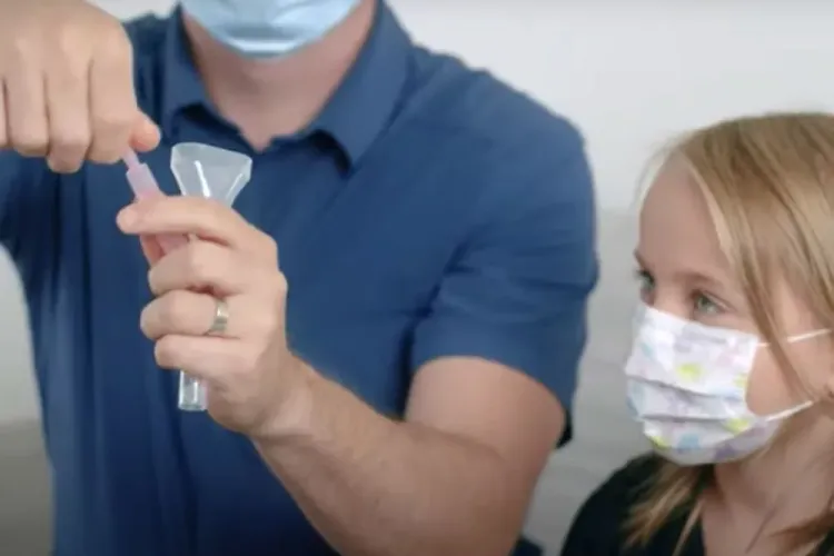 Testele COVID-19 din salivă, aprobate în școli