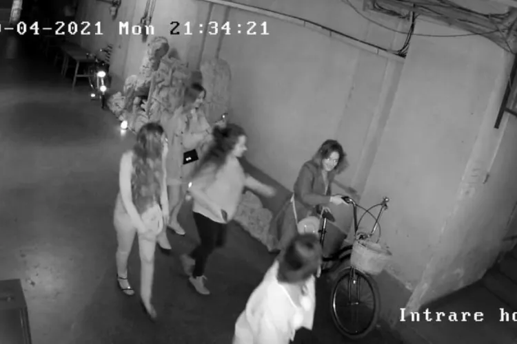 Cinci franțuzoaice au furat un obiect de decor de la un local din centrul Clujului - FOTO