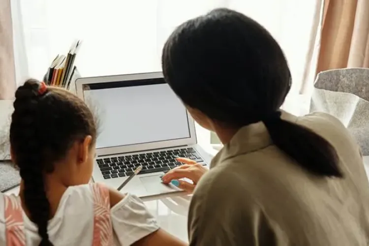  Părinții pot primi ajutor de la stat dacă orele se fac online. Care sunt condițiile și pașii necesari pentru a obține banii 