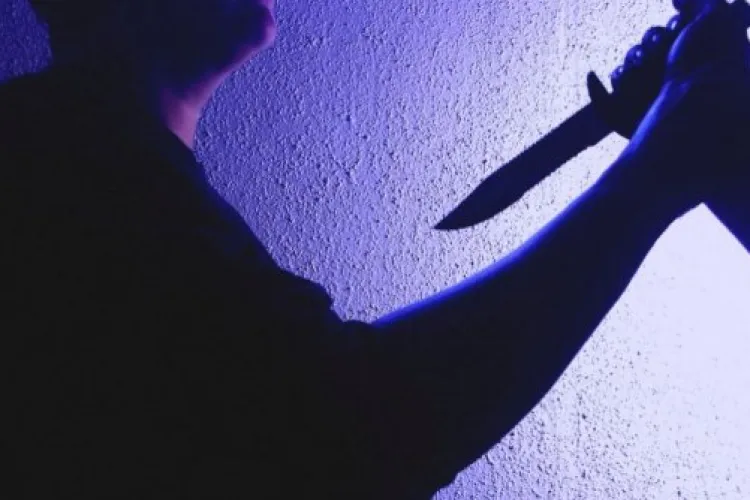 Tânăr înjunghiat în plină stradă, sub privirile trecătorilor. Totul a fost surprins de camerele de supraveghere