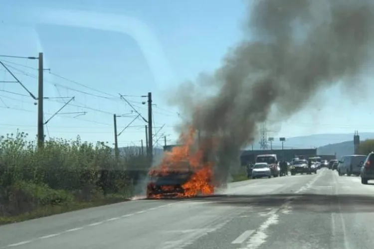 O mașină a luat foc pe stradă, duminică, în Apahida - FOTO