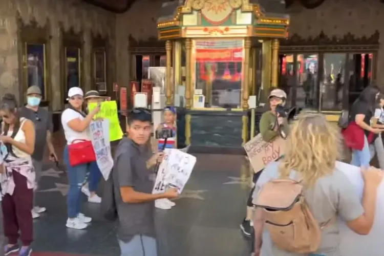 Manifestantă anti-vaccin: ”De ce oamenii străzii nu mor de COVID?” / Persoană fără adăpost: ”Pentru că sunt vaccinat, idioato!” - VIDEO