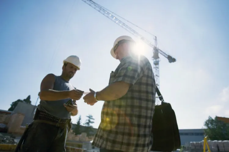 Firmele care nu plătesc salariile la timp vor fi amendate. Patronii care trec bani mai puțin în acte iau amendă