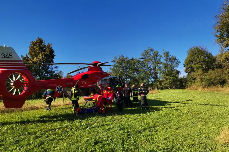 Elicopterul SMURD a intervenit la Viștea pentru salvarea a doi bărbați căzuți într-un șanț - VIDEO