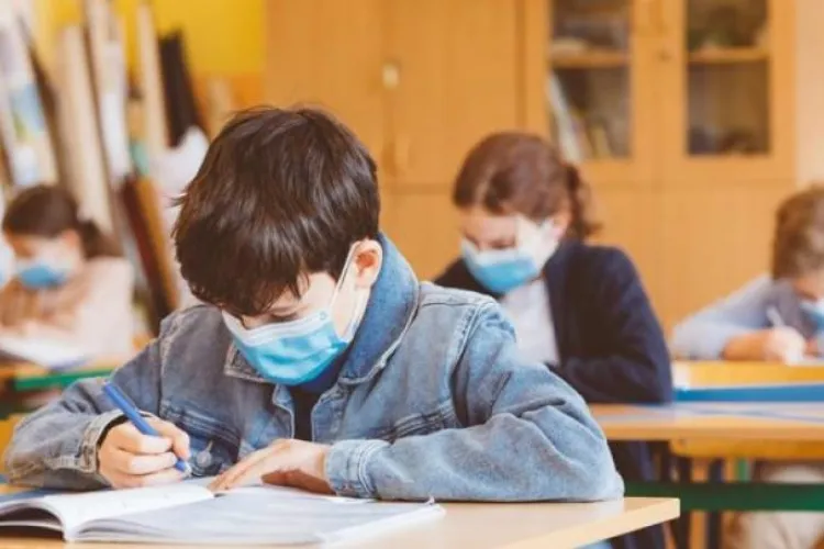 În Cluj, 442 de școli încep luni cursurile cu prezență fizică. O singură școală se află în scenariul 2