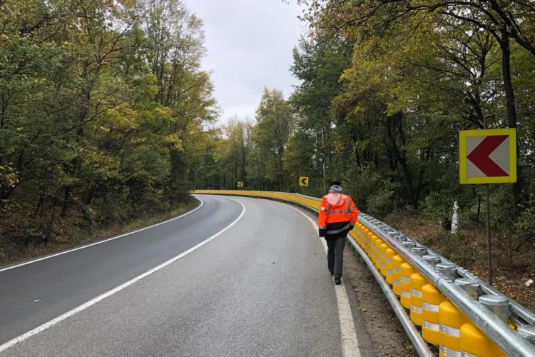 Premieră pe un drum din România! S-a montat parapet tip rulouri - FOTO