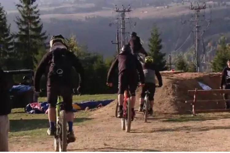 Premieră națională la Cluj. Peste 100 de persoane au coborât de pe munte cu biciclete fără lanț