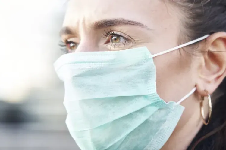 Restricțiile impuse de autorități și dansul în contratimp al decidenților